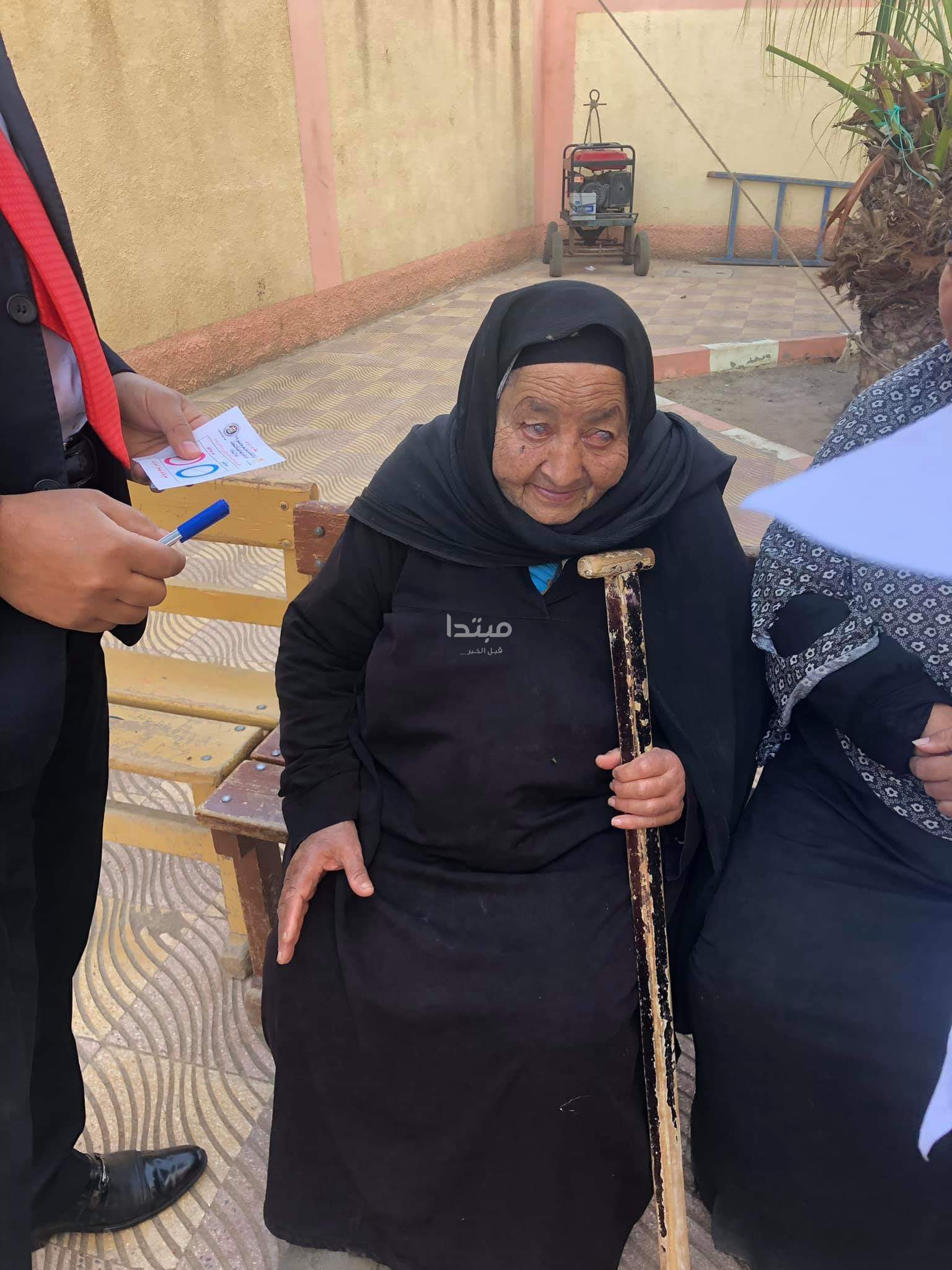 مسنة تدلى بصوتها فى الاستفتاء