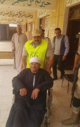 الداخلية تستجيب لطلبات كبار السن لنقلهم للجان الاستفتاء