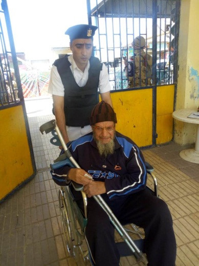 الداخلية تستجيب لطلبات كبار السن لنقلهم للجان الاستفتاء