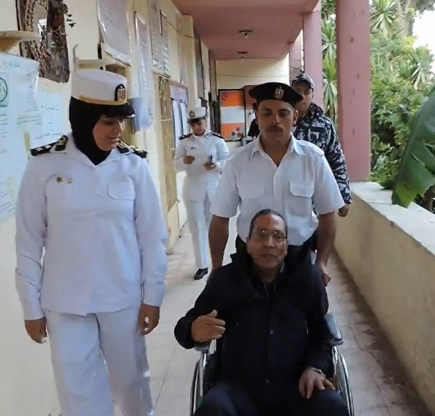 الداخلية تستجيب لطلبات كبار السن لنقلهم للجان الاستفتاء