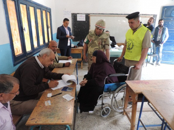 الداخلية تستجيب لطلبات كبار السن لنقلهم للجان الاستفتاء