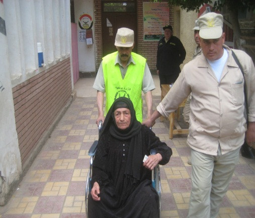 الداخلية تستجيب لطلبات كبار السن لنقلهم للجان الاستفتاء