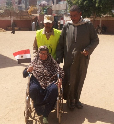 الداخلية تستجيب لطلبات كبار السن لنقلهم للجان الاستفتاء