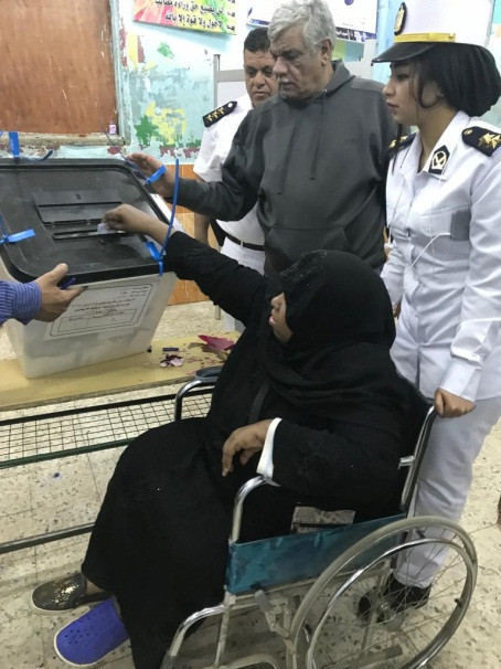 الداخلية تستجيب لطلبات كبار السن لنقلهم للجان الاستفتاء