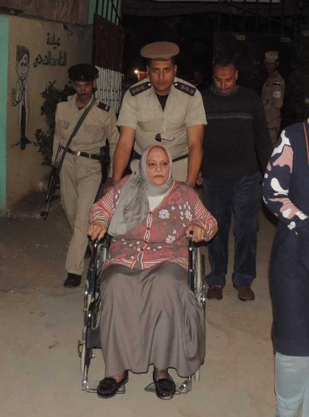 الداخلية تستجيب لطلبات كبار السن لنقلهم للجان الاستفتاء