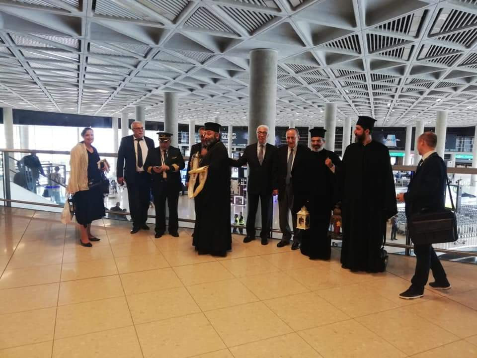وفد كنسى لبنانى يتسلم النور المقدس