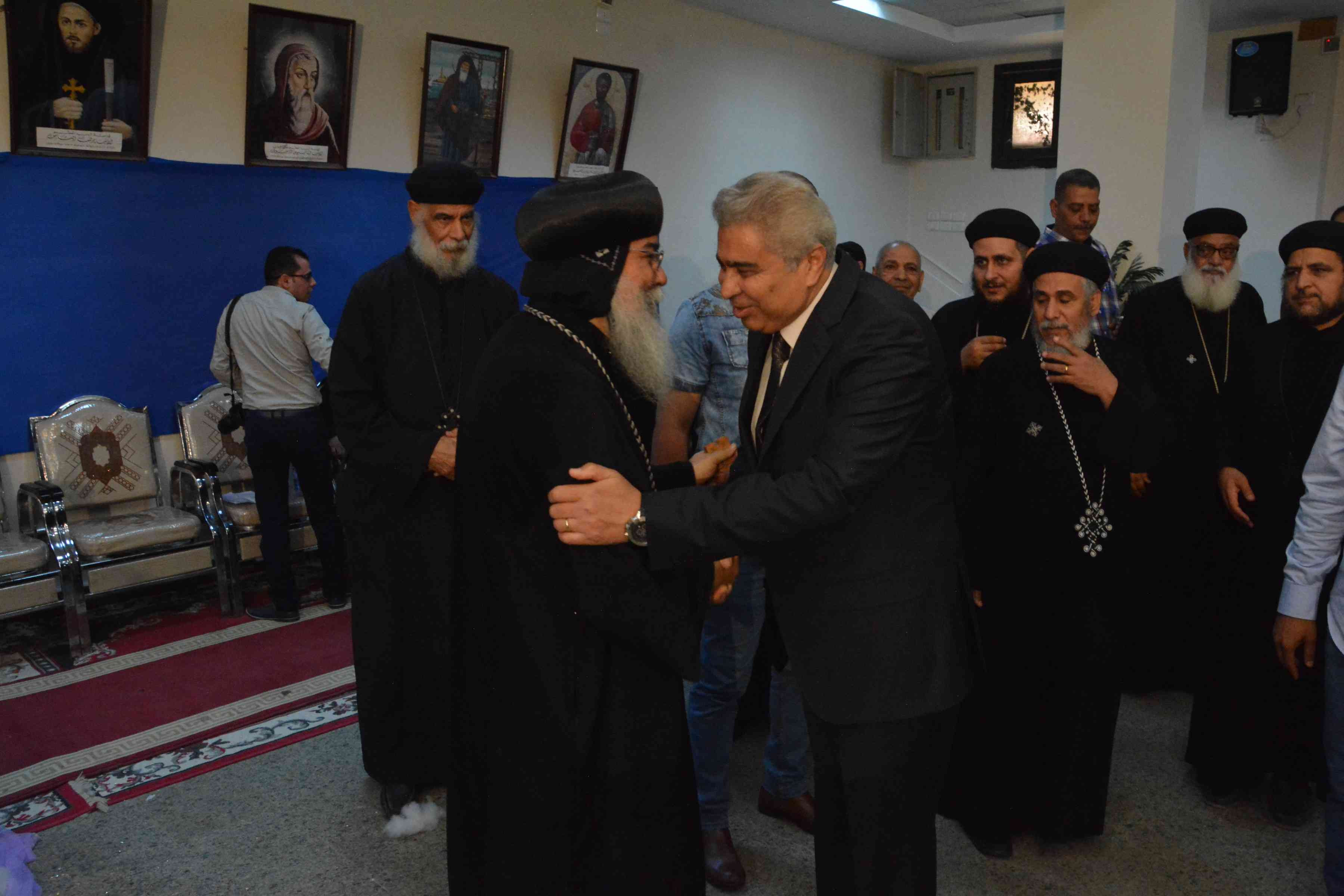 جولة محافظ المنيا على بعض الكنائس فى عيد القيامة