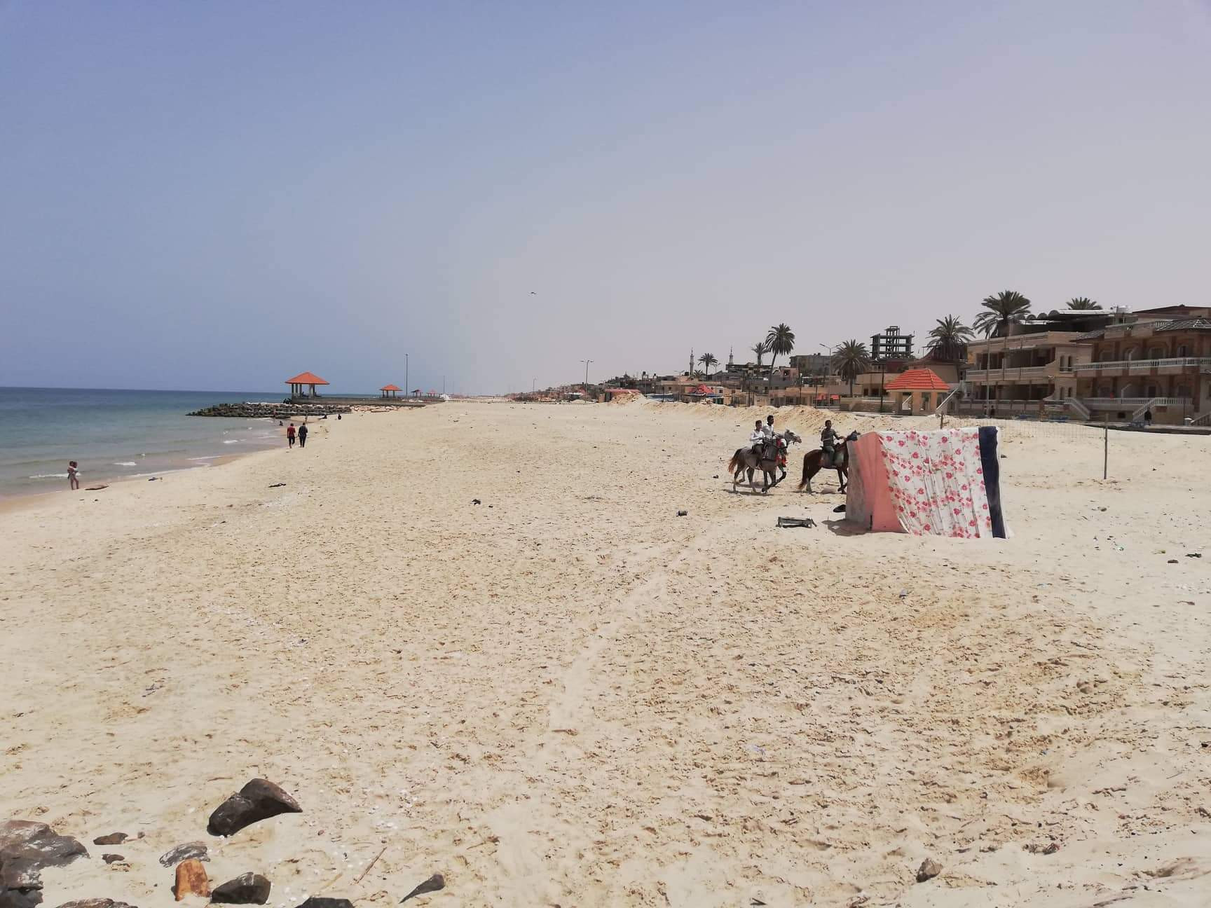أهالى العريش يحتفلون بـ«شم النسيم» على الشاطئ