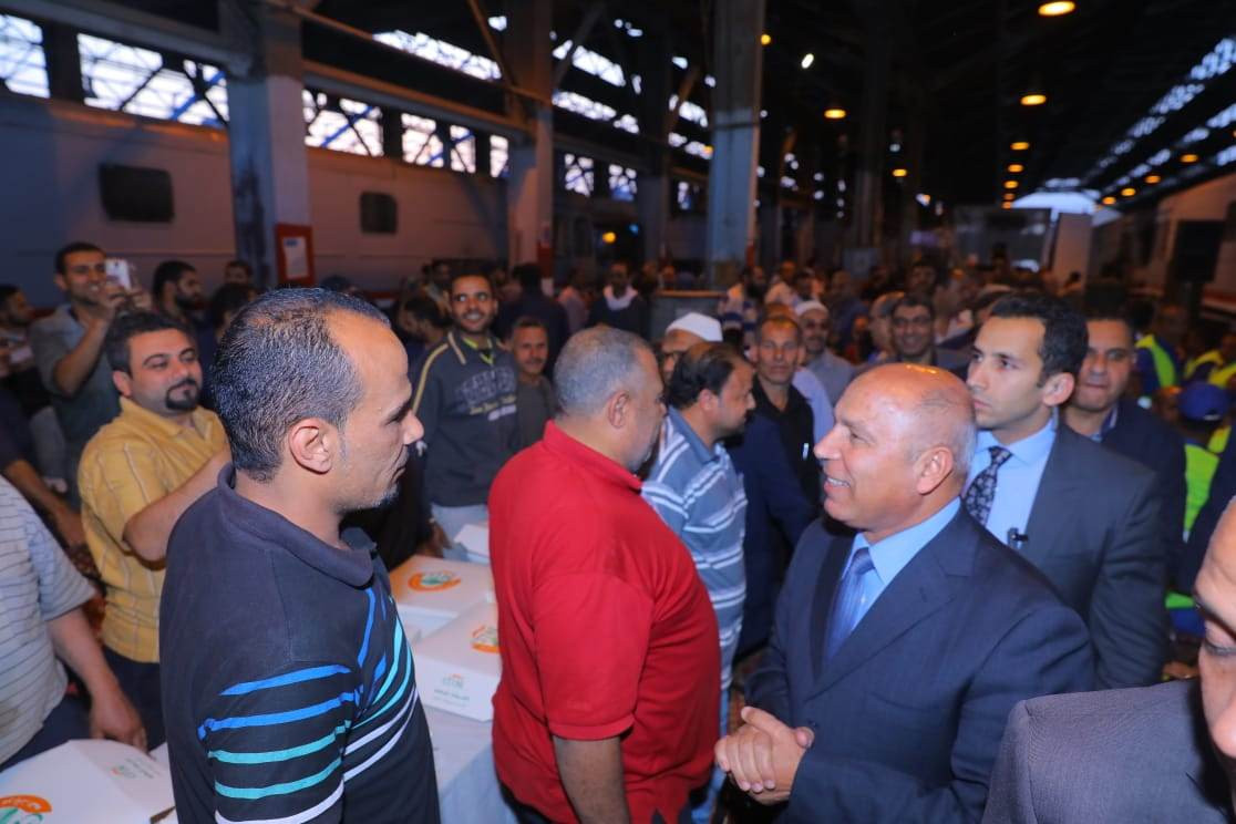 وزير النقل يتناول الإفطار مع العاملين بالسكك الحديدية