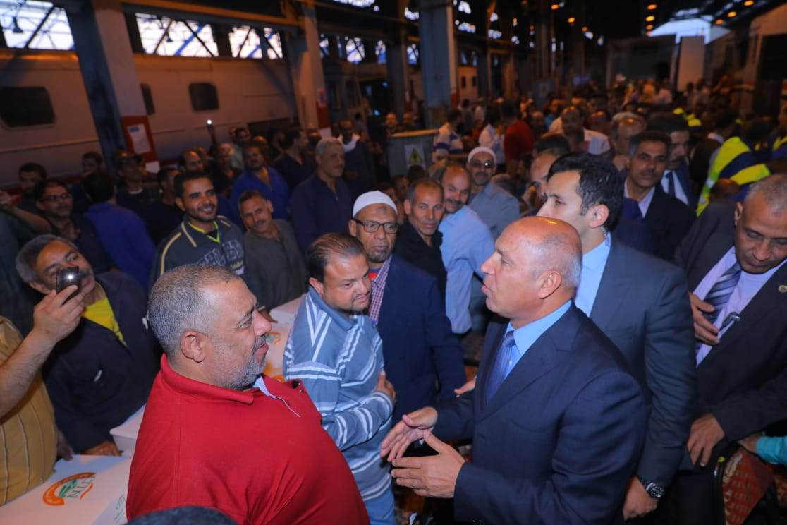 وزير النقل يتناول الإفطار مع العاملين بالسكك الحديدية