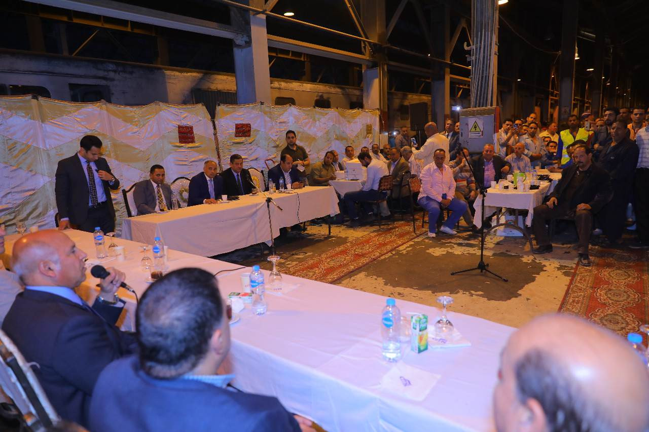 وزير النقل يتناول الإفطار مع العاملين بالسكك الحديدية