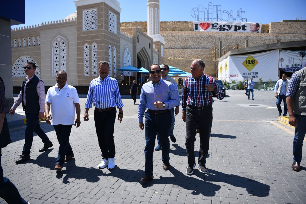جانب من جولة الرئيس فى منطقة النخيل