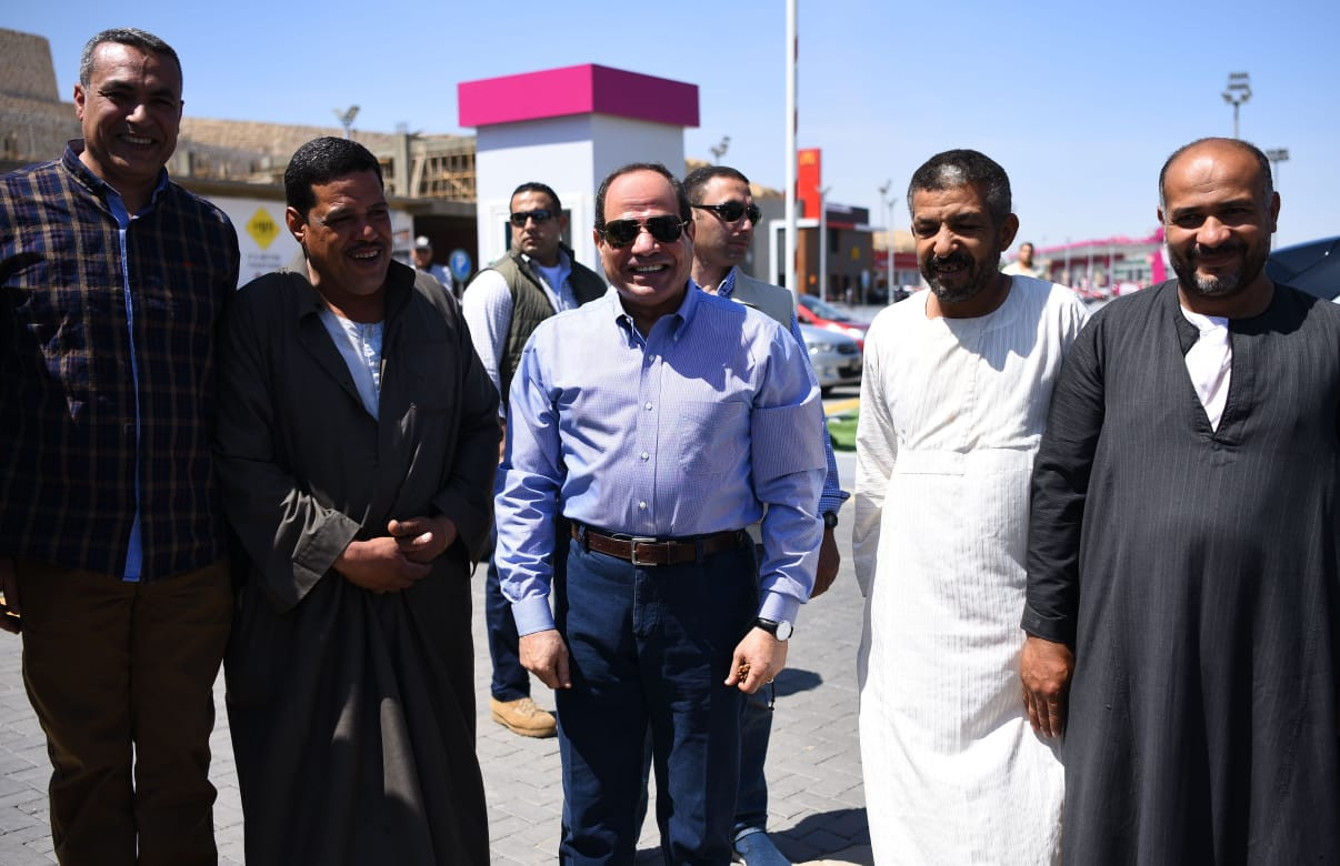 جانب من جولة الرئيس فى منطقة النخيل
