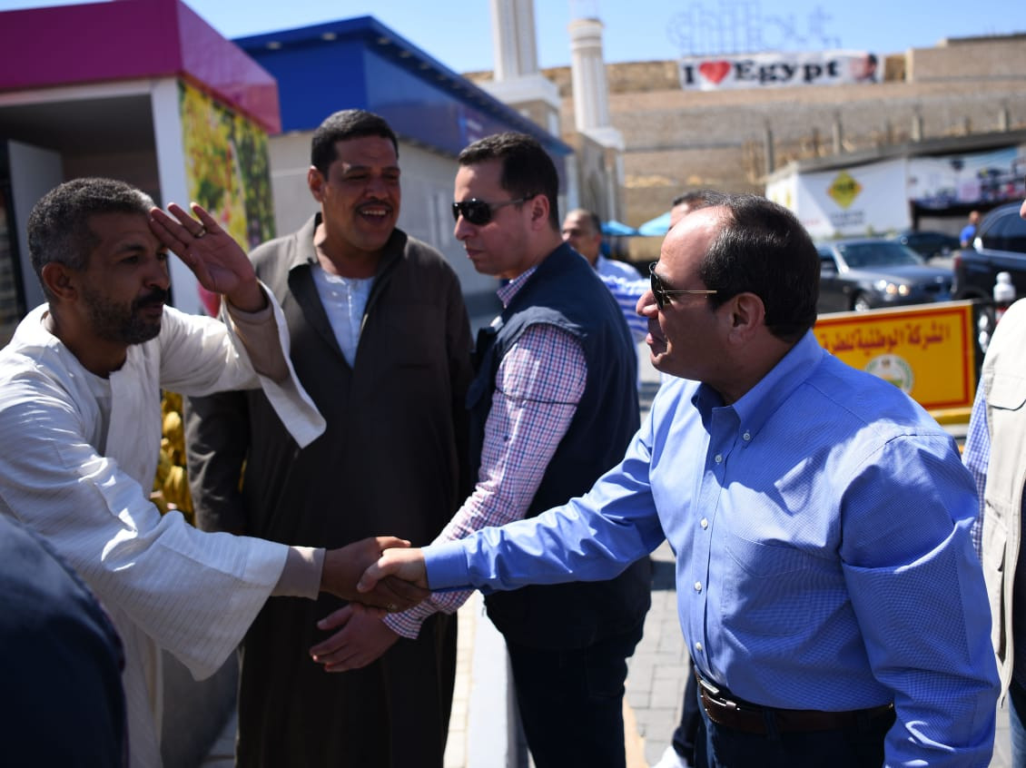 جانب من جولة الرئيس فى منطقة النخيل
