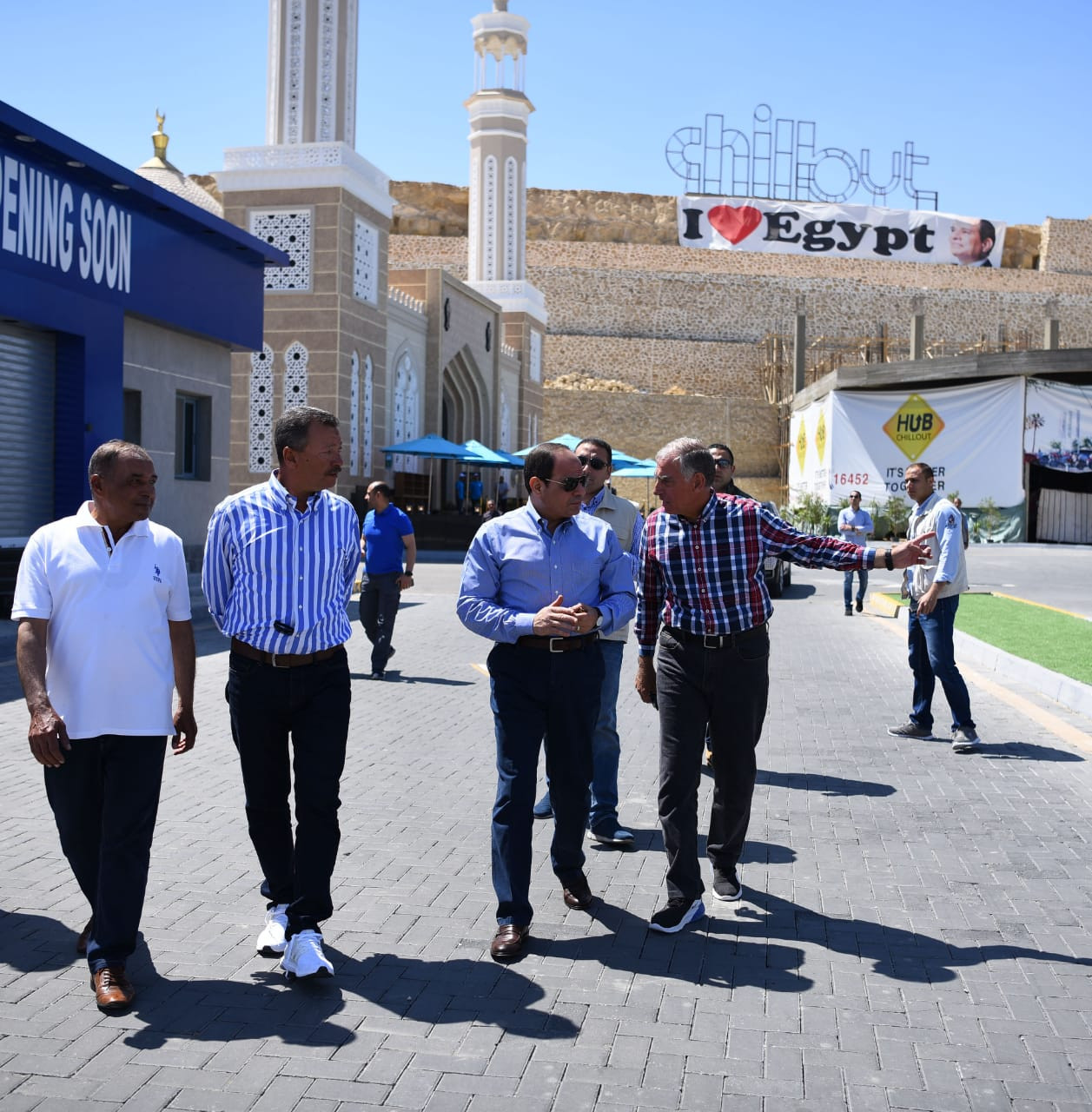 جانب من جولة الرئيس فى منطقة النخيل