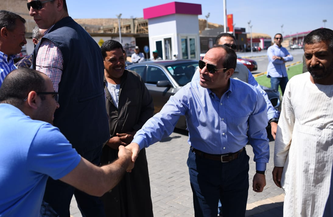 جانب من جولة الرئيس فى منطقة النخيل