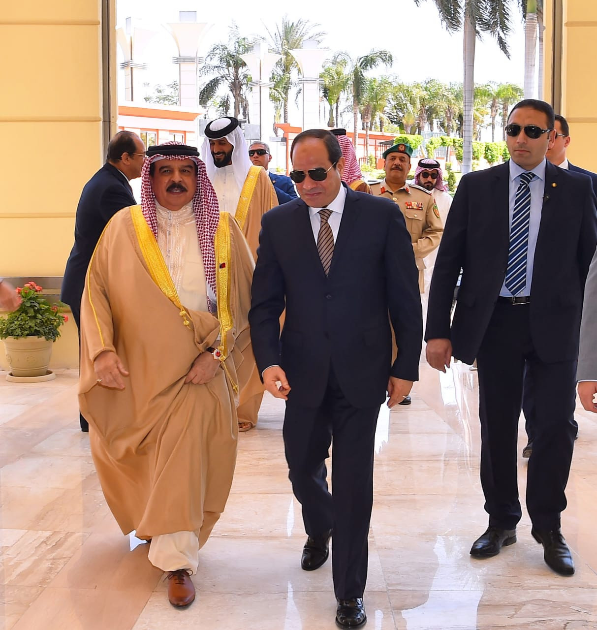 الرئيس السيسي يودع ملك البحرين