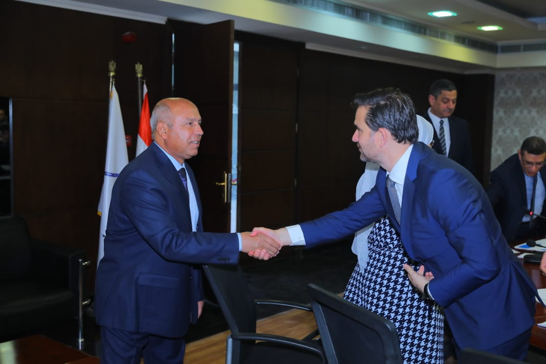 وزير النقل مع وفد البنك الدولى