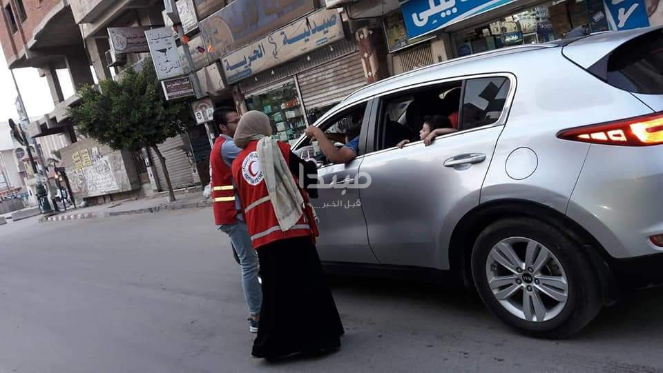 الشباب يوزعون عصائر قبل أذان المغرب