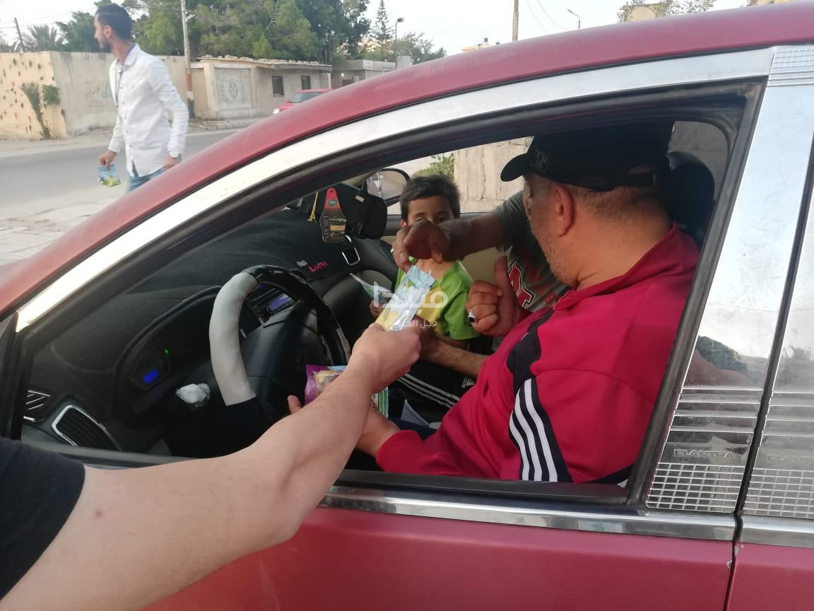 الشباب يوزعون عصائر قبل أذان المغرب
