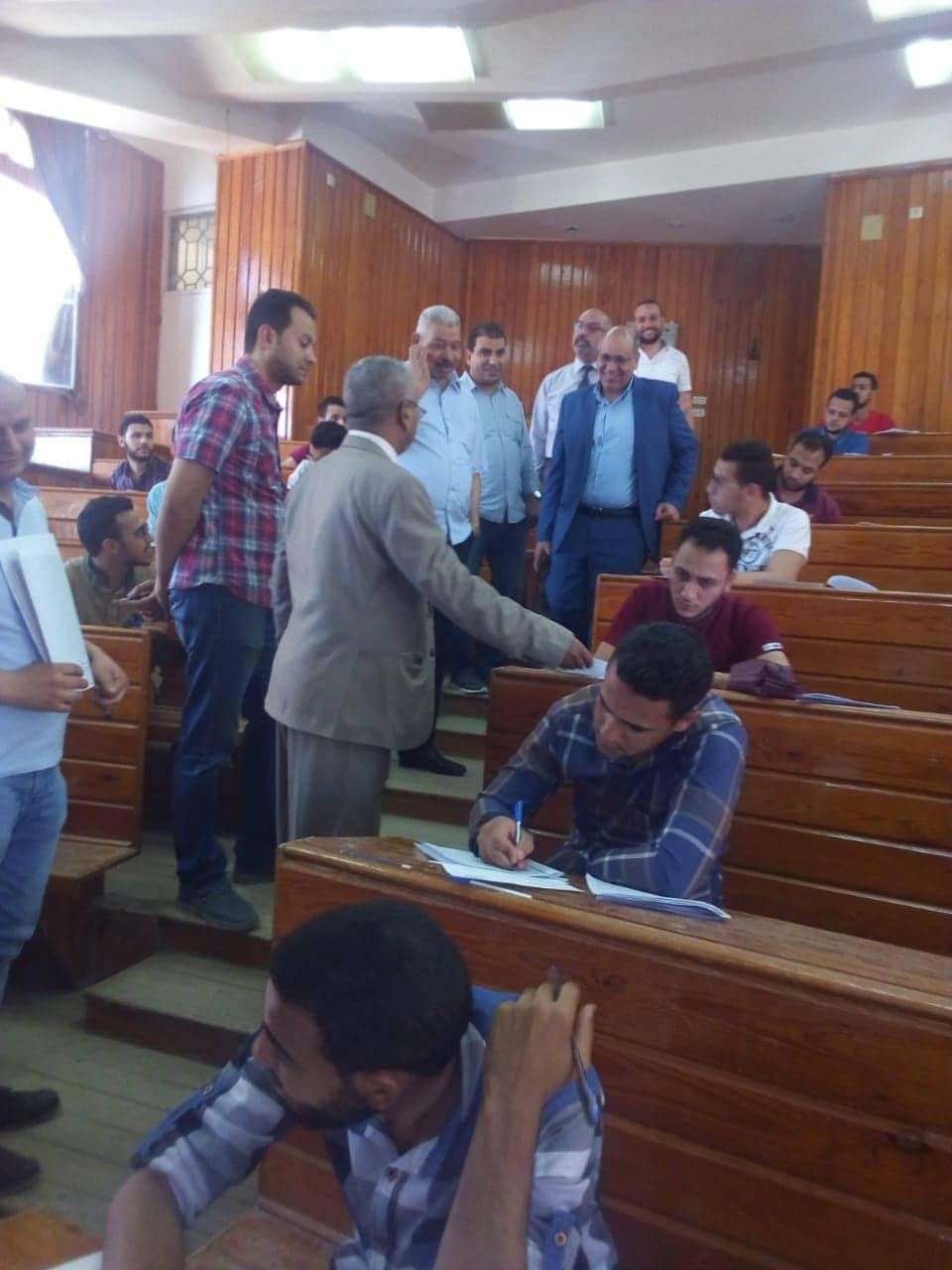 نائب رئيس جامعة الأزهر يتفقد امتحانات كلية طب الأسنان