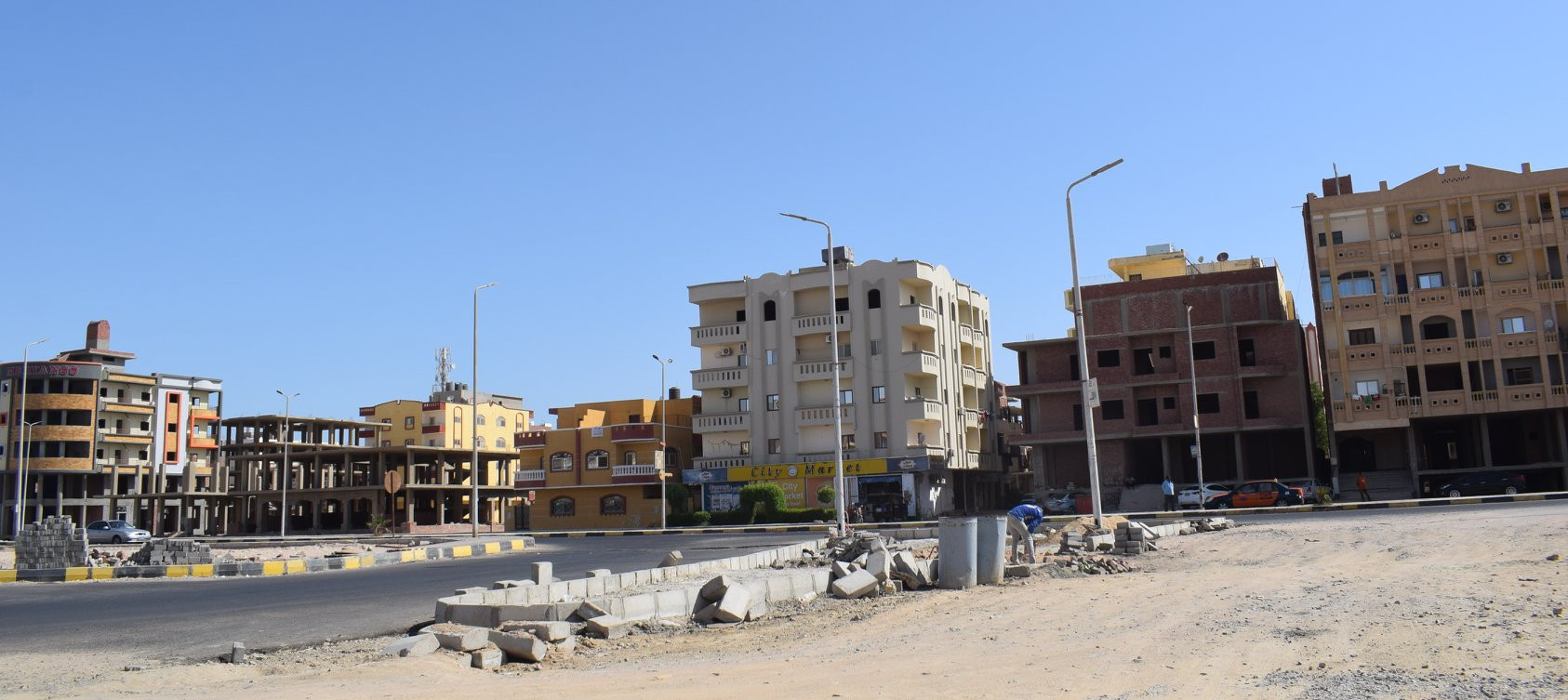 تطوير طريق عمارات الإسكان الاجتماعى بالغردقة