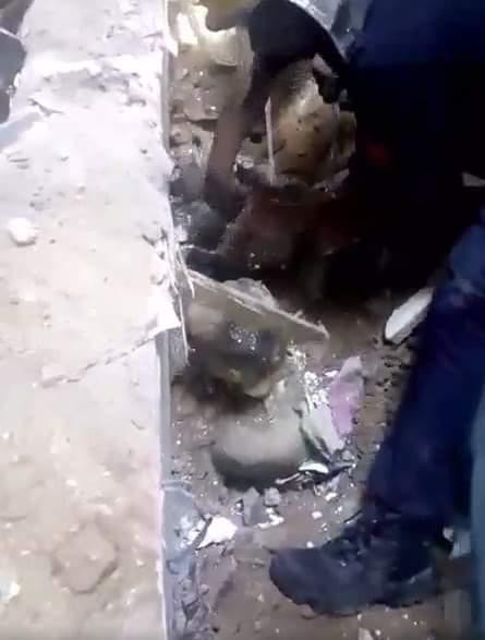 إنقاذ عامل بمطعم من تحت الأنقاض