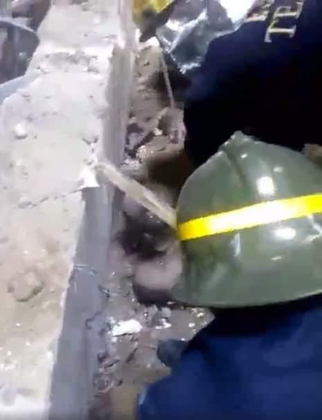 إنقاذ عامل بمطعم من تحت الأنقاض