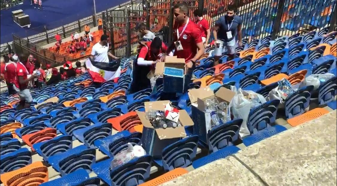 نماذج مصرية تنظف ستاد القاهرةبعد المباراة