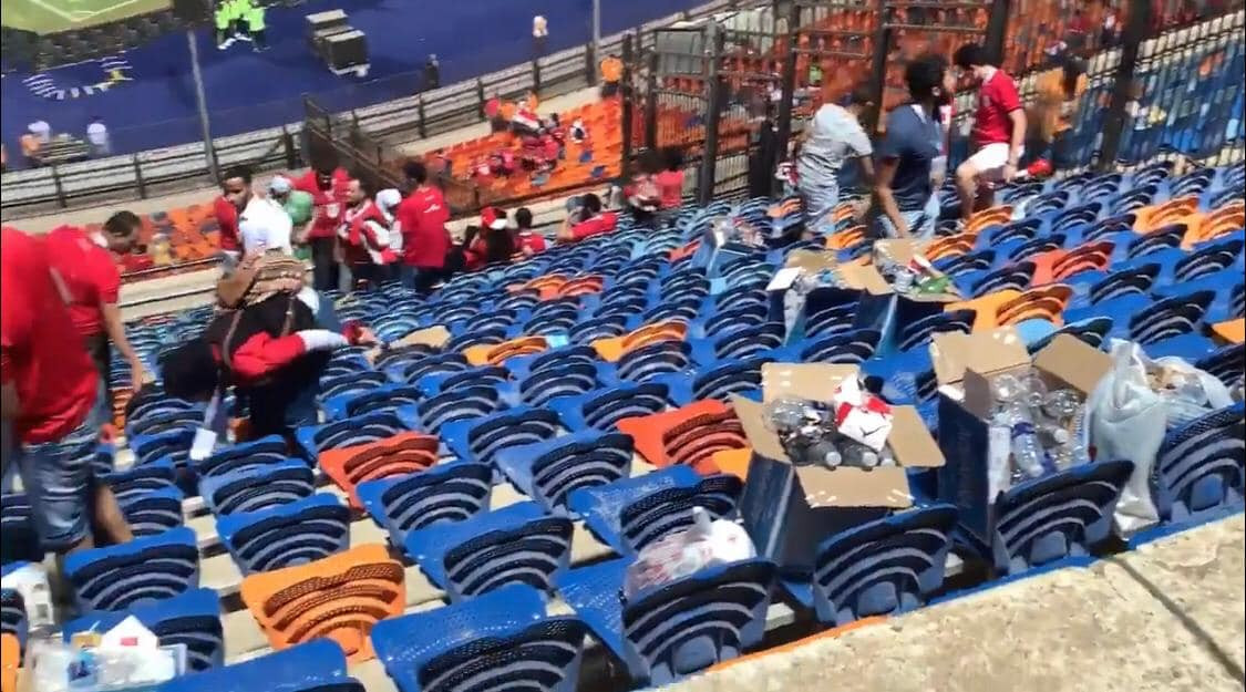 نماذج مصرية تنظف ستاد القاهرةبعد المباراة