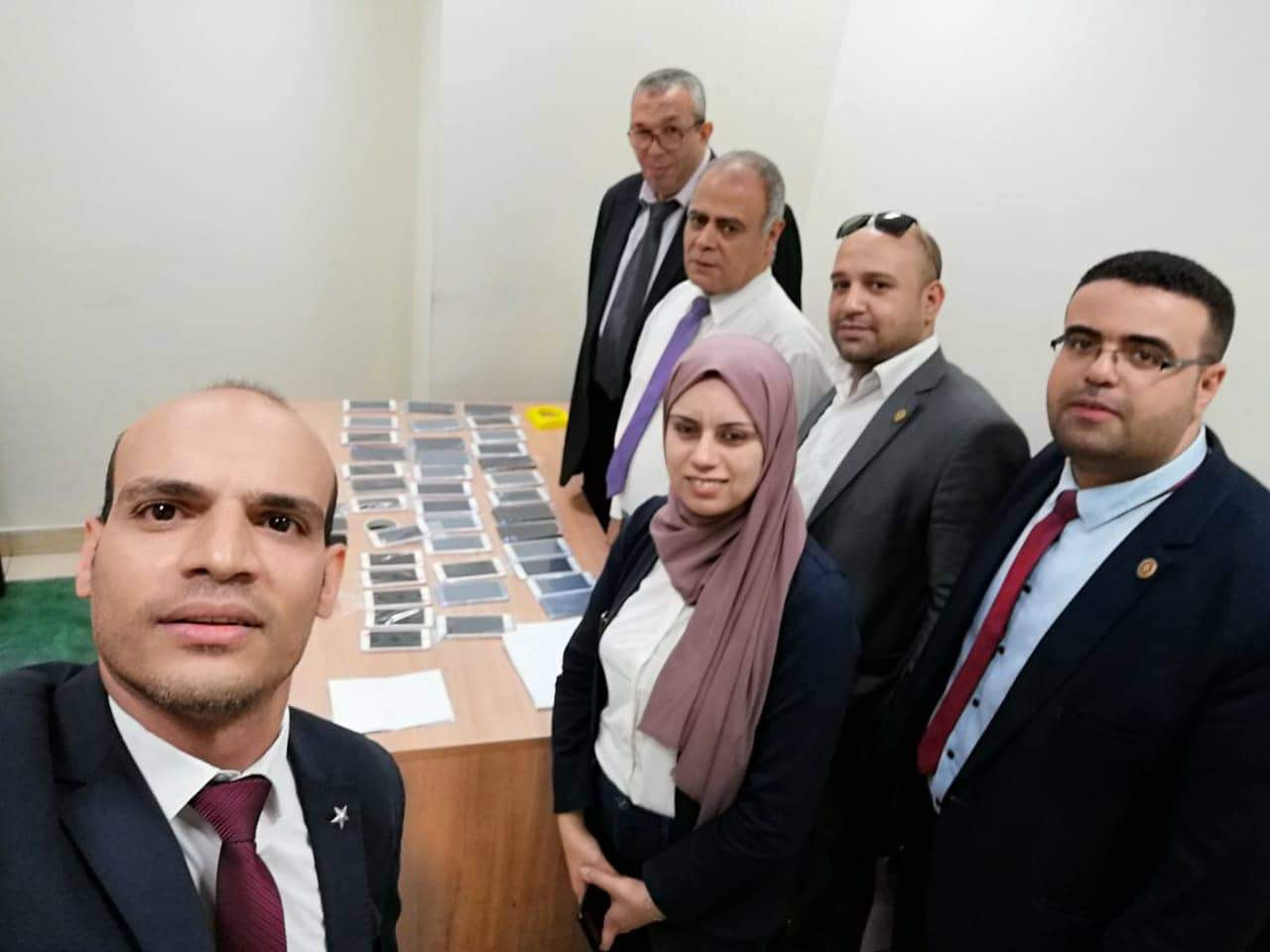 رجال الجمارك بمطار القاهرة