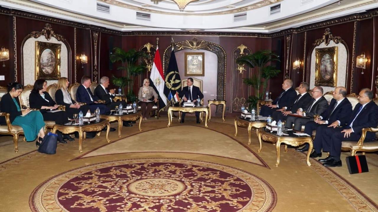 وزير الداخلية ومفوض الهجرة والشؤون الداخلية بالاتحاد الأوروبى