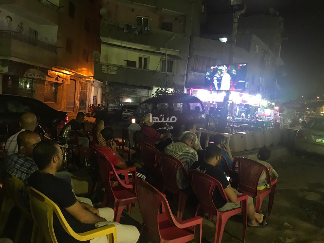 مئات المواطنين يتابعون مباراة مصر والكونغو