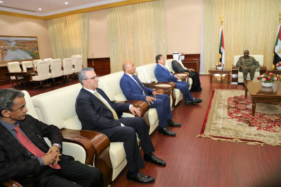 وفد البرلمان العربى يلتقى رئيس المجلس العسكرى السودانى