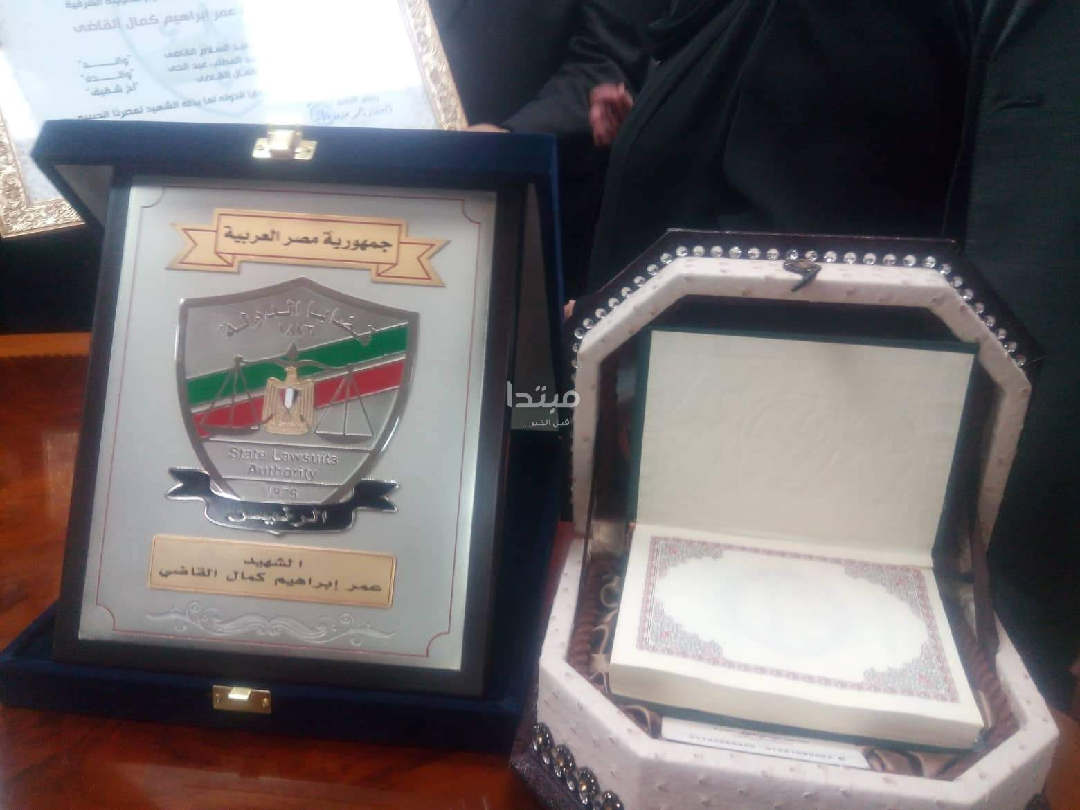 تكريم أسرة الشهيد عمر القاضى