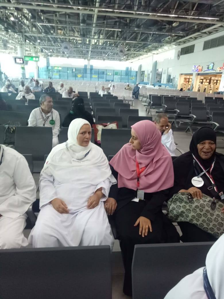 واعظات الأزهر بمطار القاهرة