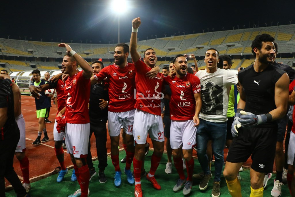 لاعبو الأهلى يحتفلون مع جمهورهم بلقب الدورى