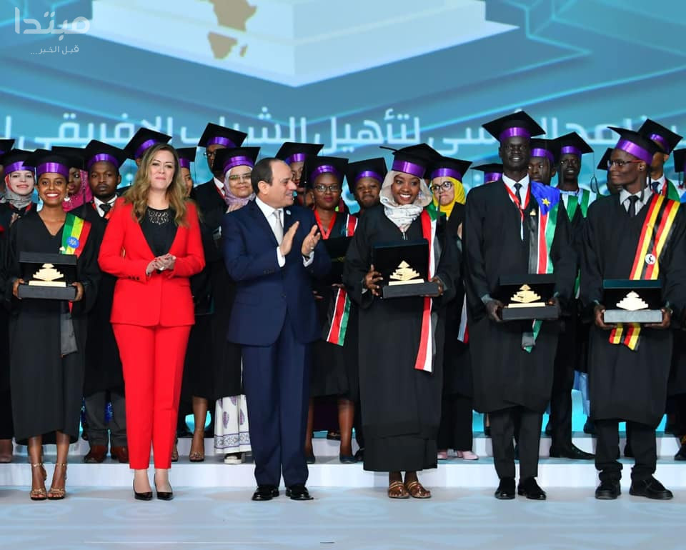 صور| الرئيس السيسى يكرم خريجى الدفعة الأولى بالبرنامج الرئاسى لتأهيل ا