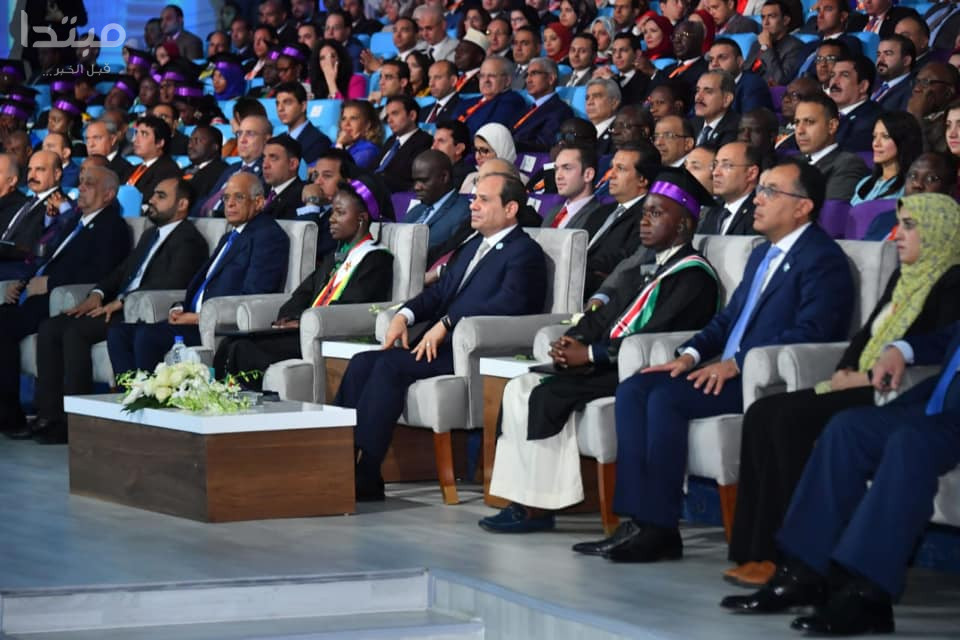 صور| الرئيس السيسى يكرم خريجى الدفعة الأولى بالبرنامج الرئاسى لتأهيل ا