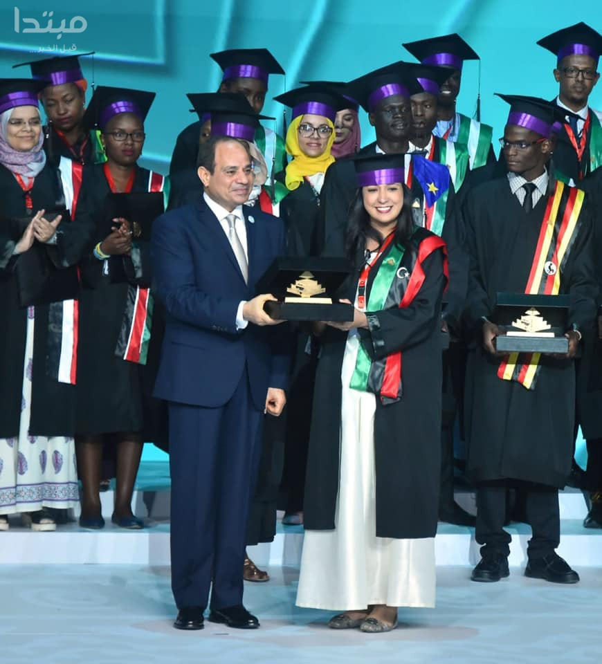 صور| الرئيس السيسى يكرم خريجى الدفعة الأولى بالبرنامج الرئاسى لتأهيل ا