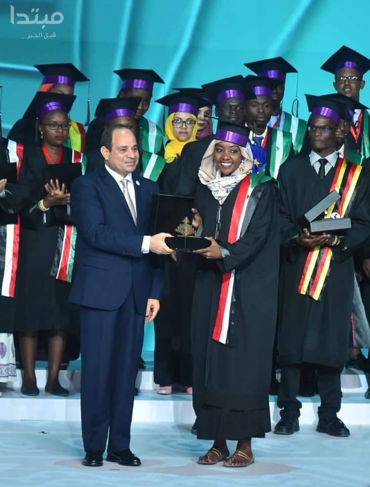صور| الرئيس السيسى يكرم خريجى الدفعة الأولى بالبرنامج الرئاسى لتأهيل ا