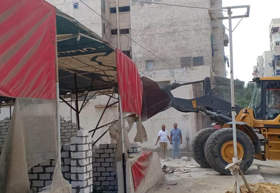 إزالة محال وأسوار مخالفة في الإسكندرية