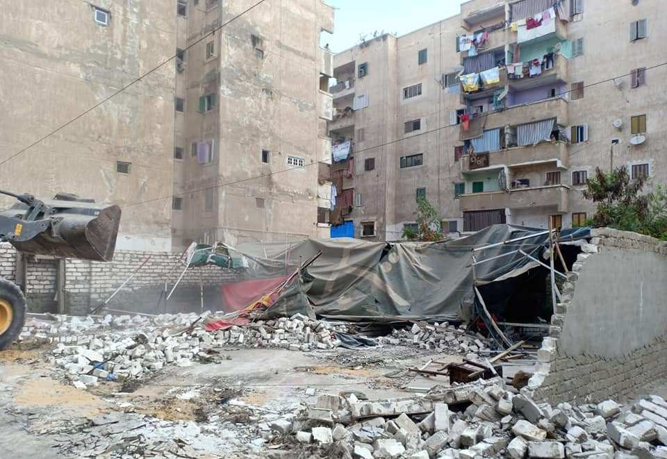 إزالة محال وأسوار مخالفة في الإسكندرية