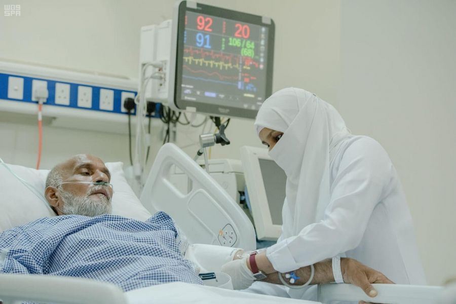 طبيبة سعودية تعالج حاج تعرض لوعكة صحية