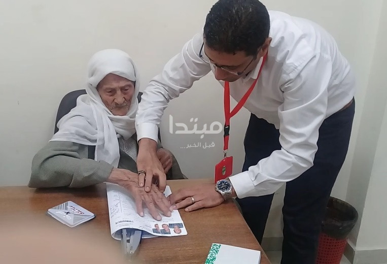 الداخلية تقدم الخدمات لكبار السن