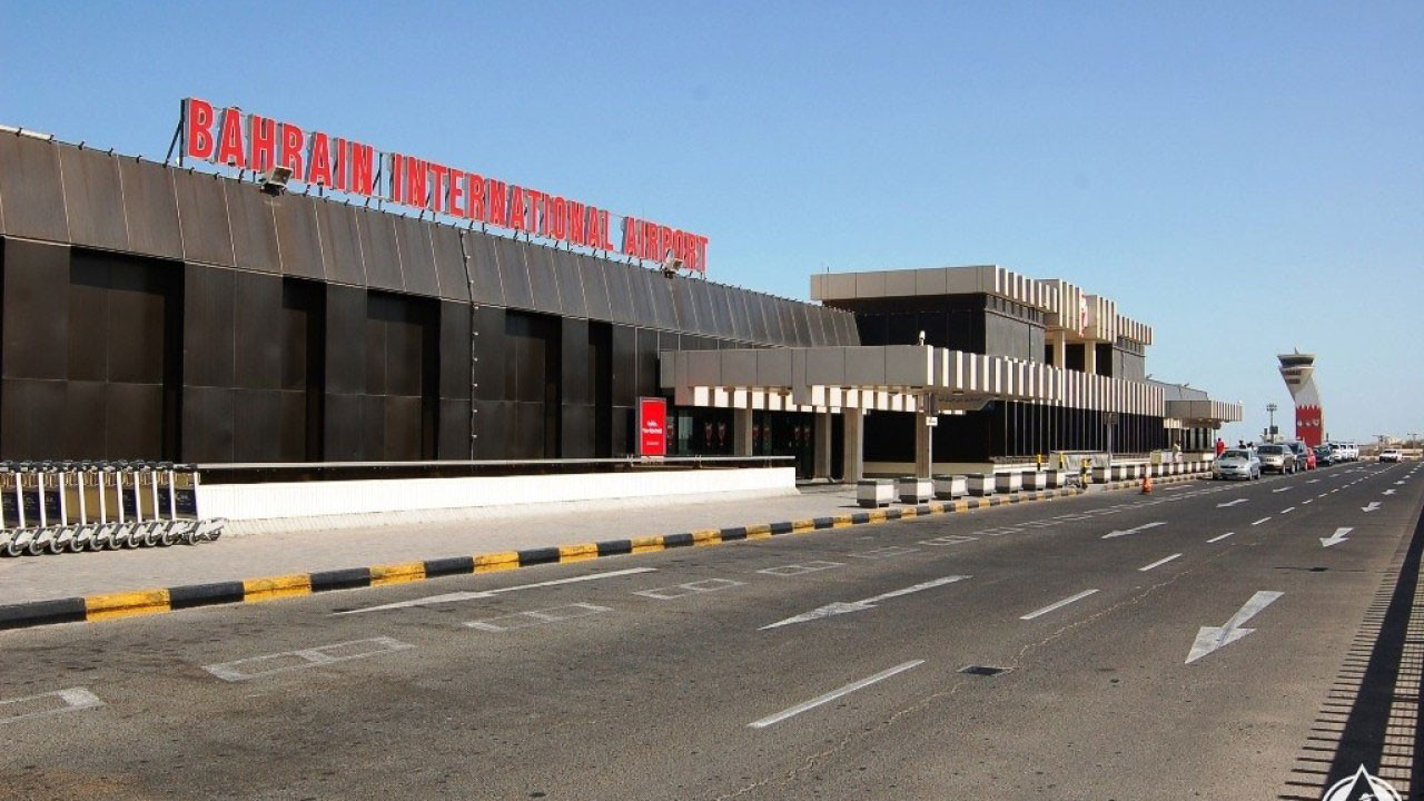 مطار البحرين الدولي يواصل تعليق عمليات الطيران بسبب إغلاق المجال الجوي