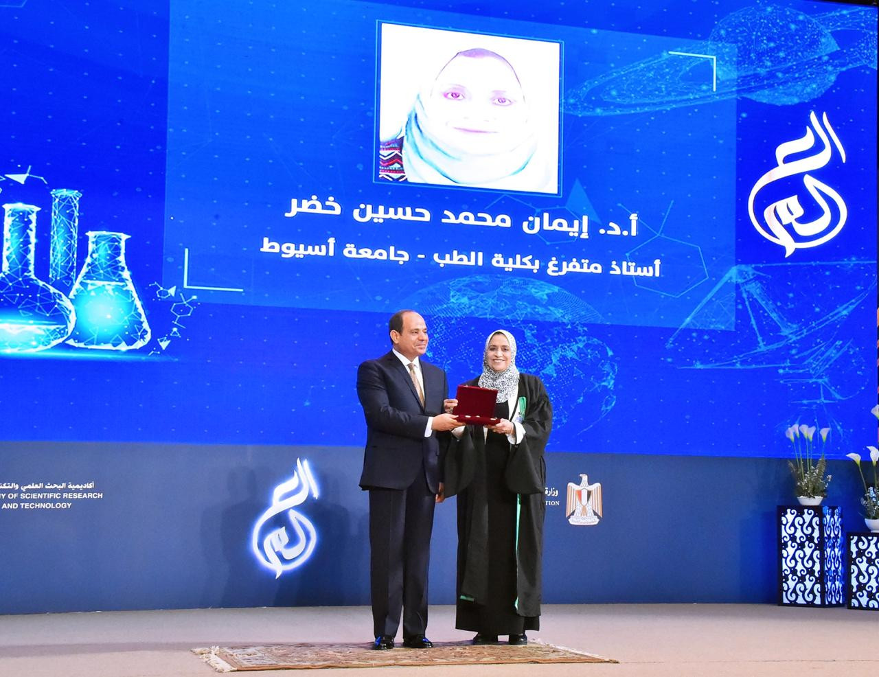 تكريم الرئيس السيسى لأساتذة الجامعات الحاصلين على جوائز الدولة