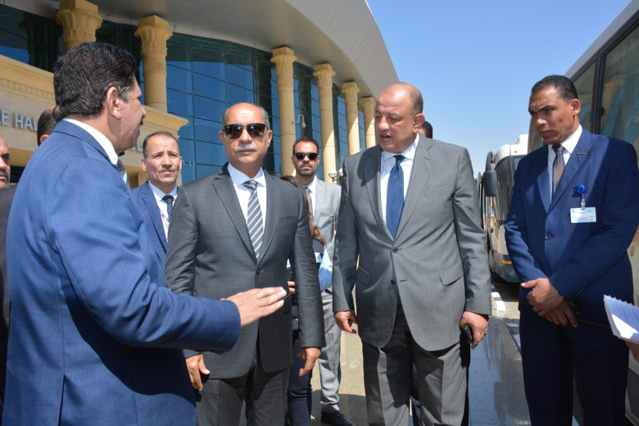 وزير الطيران المدنى يتفقد مطار سوهاج الدولى