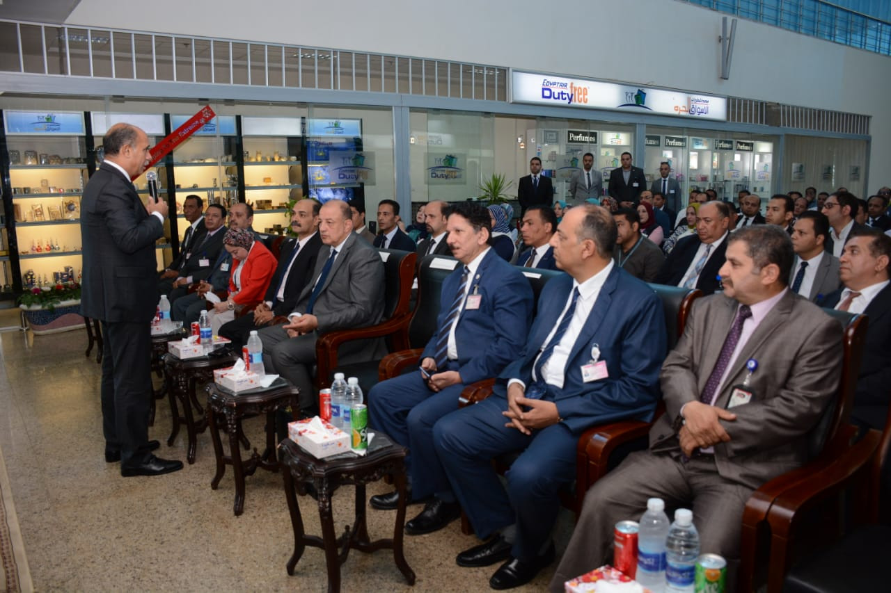 وزير الطيران المدنى يتفقد مطار سوهاج الدولى