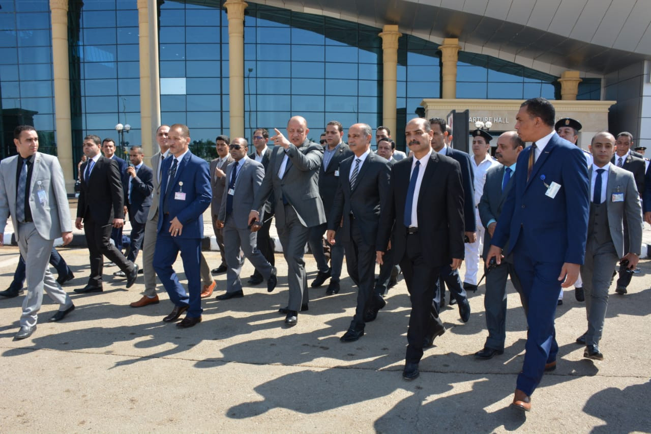 وزير الطيران المدنى يتفقد مطار سوهاج الدولى